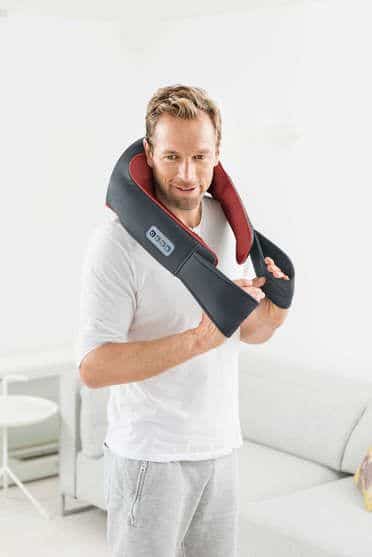 Đai massage cổ vai gáy Beurer MG151 mô phỏng theo chuyển động áp lực nhào nắn của phương pháp massage Shiatsu